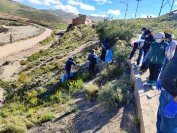 La alcaldesa interina Mayra Churata participa de la actividad que busca tener los accesos a la ciudad limpios, dada la cercanía de las fechas cívicas.