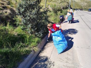 La alcaldesa interina Mayra Churata participa de la actividad que busca tener los accesos a la ciudad limpios, dada la cercanía de las fechas cívicas.