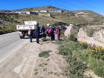 La alcaldesa interina Mayra Churata participa de la actividad que busca tener los accesos a la ciudad limpios, dada la cercanía de las fechas cívicas.