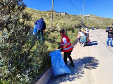 La alcaldesa interina Mayra Churata participa de la actividad que busca tener los accesos a la ciudad limpios, dada la cercanía de las fechas cívicas.