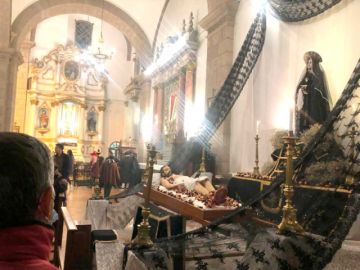 La visita de templos fue masiva por las calles de la ciudad.