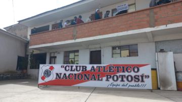 Hay largas filas para canje de entradas para Nacional Potosí. Boca Juniors