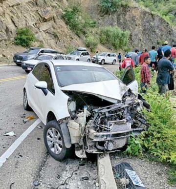 Chocan dos motorizados; uno acaba embarrancado