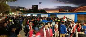 La población ya colma las graderías del estadio Víctor Agustín Ugarte de la ciudad de Potosí 