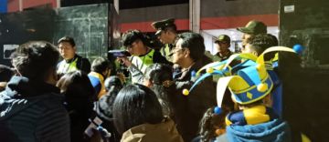 La población ya colma las graderías del estadio Víctor Agustín Ugarte de la ciudad de Potosí 