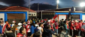 La población ya colma las graderías del estadio Víctor Agustín Ugarte de la ciudad de Potosí 