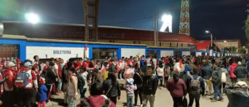 La población ya colma las graderías del estadio Víctor Agustín Ugarte de la ciudad de Potosí 