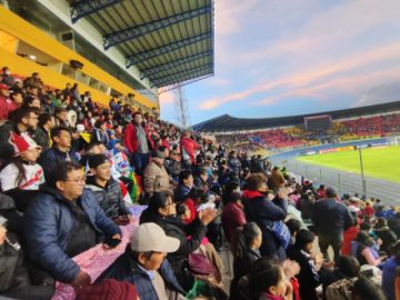 La población ya colma las graderías del estadio Víctor Agustín Ugarte de la ciudad de Potosí 