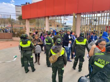 La población ya colma las graderías del estadio Víctor Agustín Ugarte de la ciudad de Potosí 