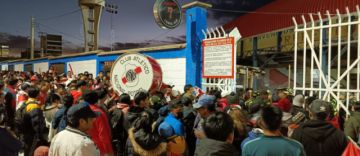 La población ya colma las graderías del estadio Víctor Agustín Ugarte de la ciudad de Potosí 