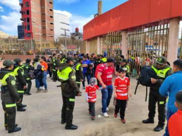 La población ya colma las graderías del estadio Víctor Agustín Ugarte de la ciudad de Potosí 