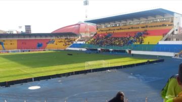 La población ya colma las graderías del estadio Víctor Agustín Ugarte de la ciudad de Potosí 