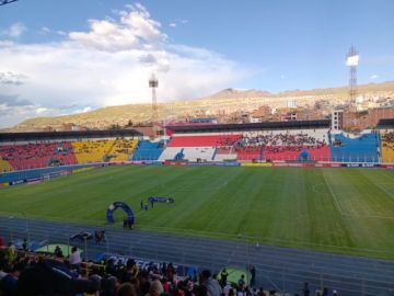 La población ya colma las graderías del estadio Víctor Agustín Ugarte de la ciudad de Potosí 