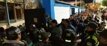 La población ya colma las graderías del estadio Víctor Agustín Ugarte de la ciudad de Potosí 