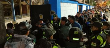 La población ya colma las graderías del estadio Víctor Agustín Ugarte de la ciudad de Potosí 
