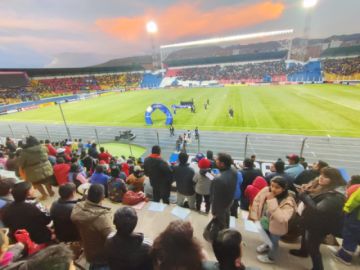 La población ya colma las graderías del estadio Víctor Agustín Ugarte de la ciudad de Potosí 