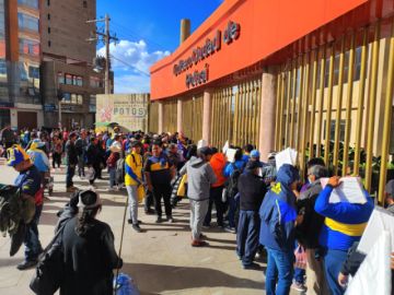 La población ya colma las graderías del estadio Víctor Agustín Ugarte de la ciudad de Potosí 