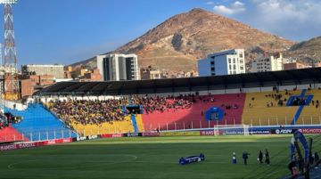 La población ya colma las graderías del estadio Víctor Agustín Ugarte de la ciudad de Potosí 