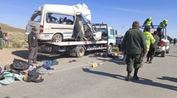 Camión con sal que partió de Potosí chocó con minibús y terminó con la vida de 14 personas en Oruro