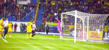 El meta Leandro Brey saca el balón del ángulo.
