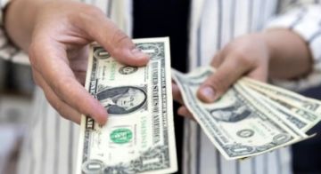 El dólar gana terreno tras un gran cambio en las perspectivas de tipos mundiales