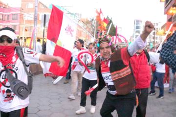 Hinchas de la banda roja bajaron en caravana. 