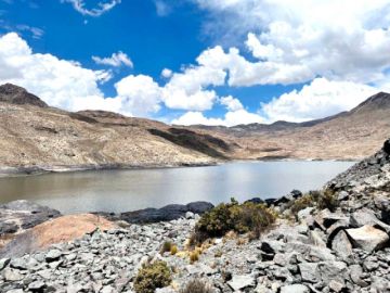 Aapos descarta riesgo de colapso de laguna pero los vecinos dudan