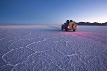 Policía rescata ciudadanos extranjeros que quedaron en medio del Salar de Uyuni