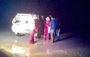 Policía rescata a tres turistas chinos parados en pleno el Salar de Uyuni