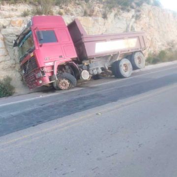 Falla mecánica ocasiona accidente en la vía a Uyuni