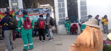 Trabajadores de EMAP bloquean la Alcaldía de Potosí por designación de gerente