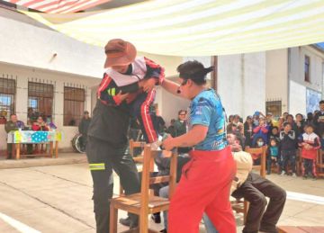 Policías alegran el día de muchos niños