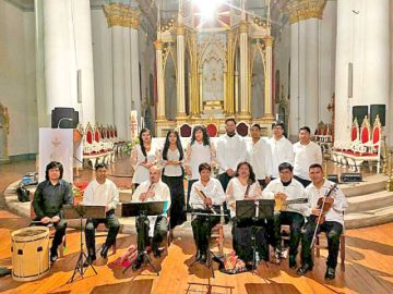 El ensamble está integrado por 12 músicos, entre la parte coral e instrumental.