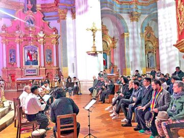 Los asistentes escucharon los acordes.