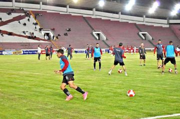 Nacional emprendió viaje a Paraguay donde enfrentará a Sportivo Trinidense