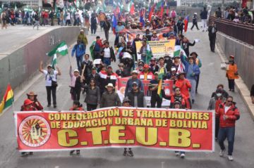 Los maestros se movilizan en La Paz. Francisco RIVEROS APG