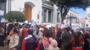 Bloquean alcaldía en demanda de campo deportivo para escuela Litoral
