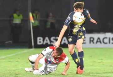 El jugador de la banda roja es derribado por un rival.