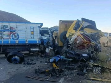 Choque múltiple deja al menos tres fallecidos en la carretera Oruro-Potosí