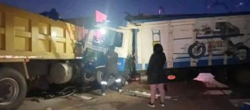 Un bus y dos camiones protagonizaron el aparatoso accidente. 