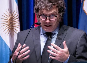 La relación de Javier Milei con sus perros levanta polémica en Argentina
