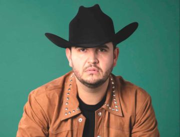 Edén Muñoz se pone “experimental” y lleva a Alejandro Sanz al regional mexicano