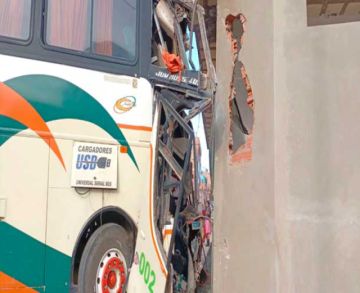Bus sin frenos se estrella contra un auto y una casa