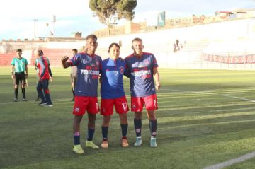 El jugador Mirko Aldana (d) autori del gol de Wilstermann junto a sus compañeros.