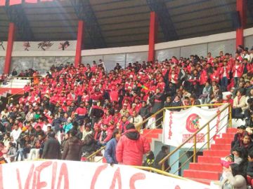 Los hinchas del bicampeón celebran el triunfo.