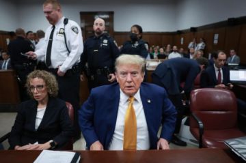 La actriz Stormy Daniels sube al estrado en el juicio penal contra Donald Trump