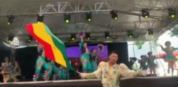 Caporal boliviano irrumpe con la tricolor mientras delegación peruana presentaba la danza
