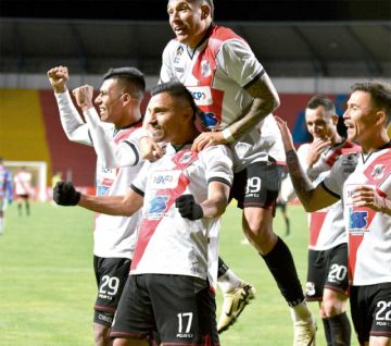 Los jugadores de la banda roja celebran uno de los goles.   