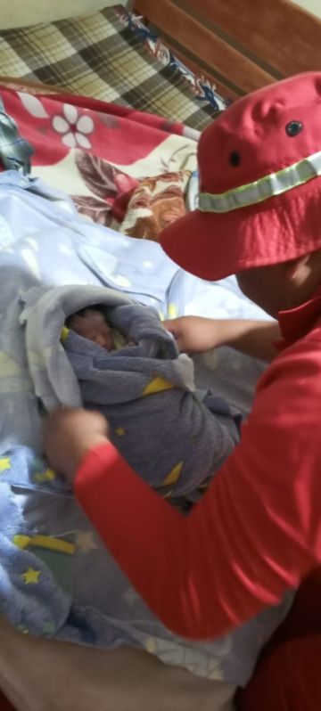 Una madre da a luz en el baño de su casa en la ciudad de Potosí 