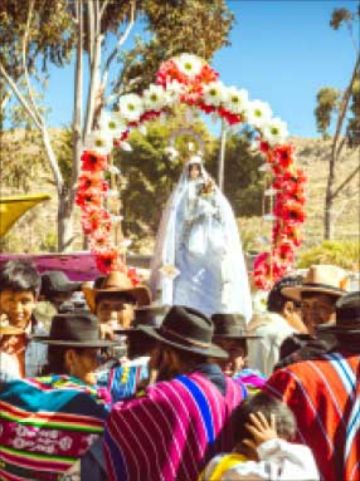 La procesión salió para recorrer cerca del templo.